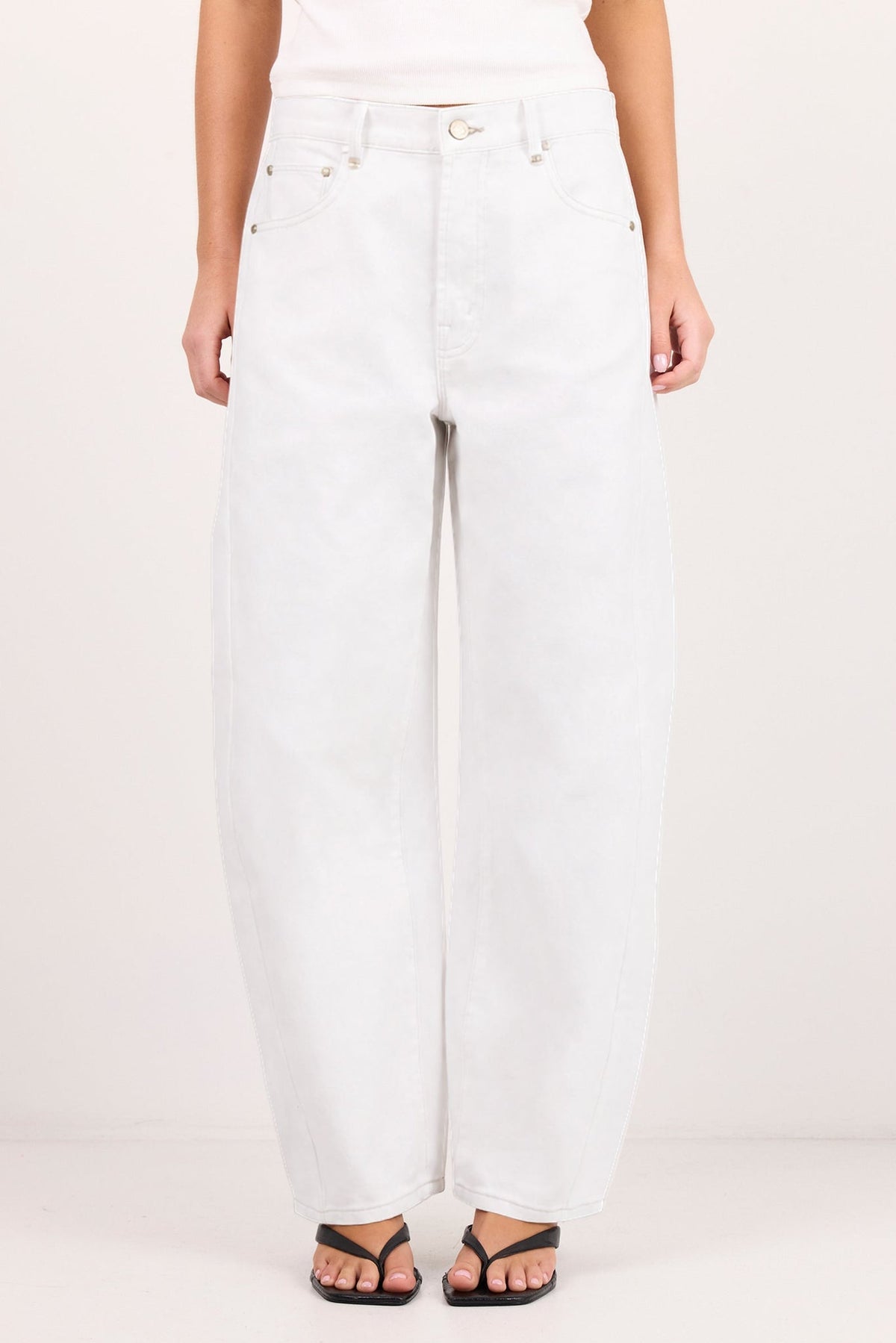 AMONG THE BRAVE VARSITY FOWARD SEAM BARREL JEANS